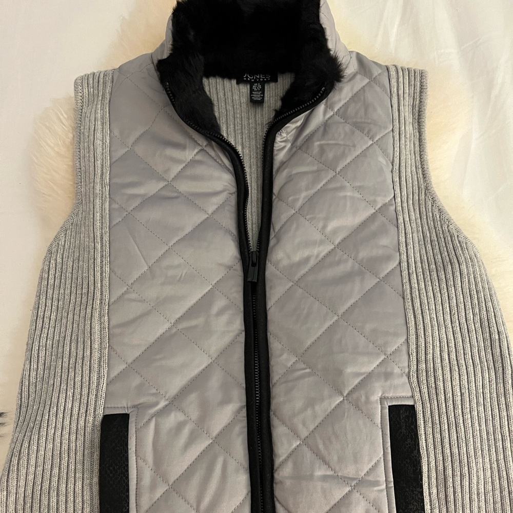 Light gray sweater vest with black fur collar. size small jones NY
